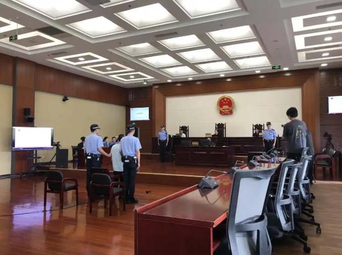 护工入户盗窃40万获刑十年!律师详解:家政公司未尽合规审核义务要承担什么责任?受害人如何追回损失?(图2) 护工入户盗窃40万获刑十年!律师详解:家政公司未尽合规审核义务要承担什么责任?受害人如何追回损失?(图2)